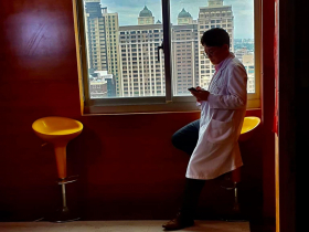 她罹乳癌10年轉移骨頭，哭喊不要救了「錢想都給女兒」…醫問女兒一句話後發願：不會讓妳痛苦的